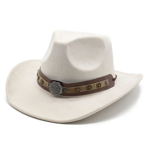 Détail du chapeau en feutre kaki avec bandeau en cuir brun et rivets en étoile