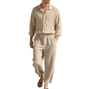 Détail de la texture du lin sur la chemise de plage et le pantalon beige pour hommes