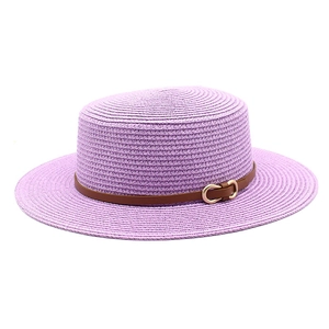 Chapeau de paille violet pour femme avec ruban en cuir marron et boucle dorée élégante