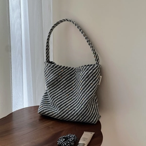 Borsa a tracolla intrecciata a righe bianche e nere con puntini colorati stile minimalista