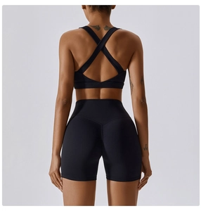 Vista dettagliata posteriore di un set yoga nero con reggiseno incrociato e pantaloncini
