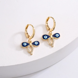 Detail von 18K vergoldeten Ohrringen mit blauem Emaille-Auge, Schmetterling und Zirkonia