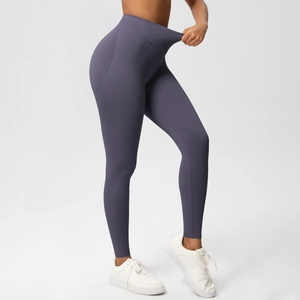 Detail der nahtlosen High-Waist Yoga-Hose zeigt hochelastischen Rippstoff und Passform