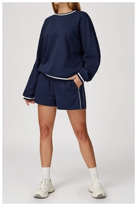 Dettaglio del set sportivo blu navy con profili bianchi a contrasto e morbido cotone