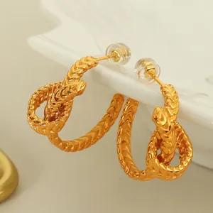Boucles d'oreilles vintage nouées avec tissage en métal doré et design en forme de C