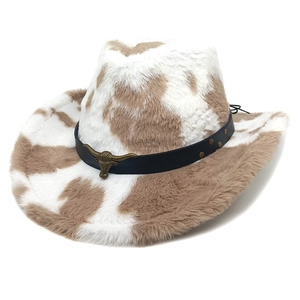 Dettaglio cappello da cowboy con stampa mucca, peluche marrone e stemma con testa di toro