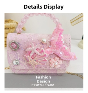 Dettaglio borsa bimba in pizzo rosa con coda di pesce in paillettes e manico di perle