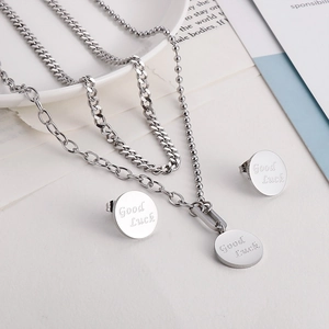 Set collana multistrato argento con pendenti Good Luck e orecchini a lobo coordinati