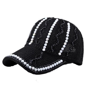 Schwarze Strick-Baseballkappe für Damen mit weißen Perlen und Perlenverzierung