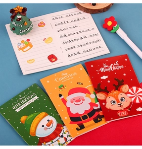 Dettaglio di quaderni natalizi tascabili con motivi di Babbo Natale, renna e pupazzo