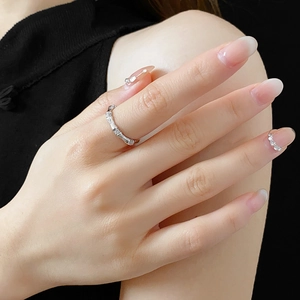 Gros plan d'une bague texture bambou argentée avec zircons sur un mannequin