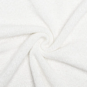Dettaglio ravvicinato del tessuto a maglia bianco con motivo a vortice e fibre morbide