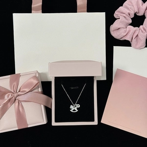 Collier pendentif cheval à bascule en zircon argenté avec coffret cadeau rose élégant