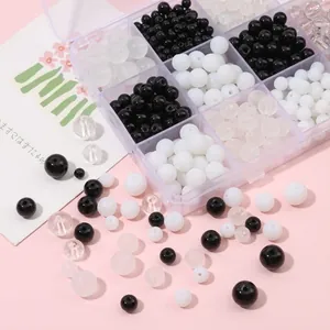 Detail von 8mm DIY Glasperlen Set mit schwarzen, weißen und matten Perlen in Box