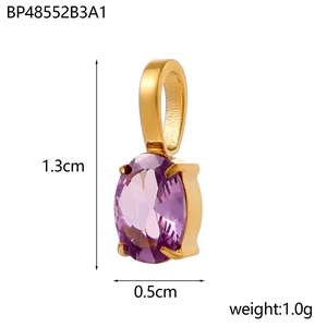 Makroaufnahme des ovalen lila Zirkonia-Anhängers in Goldfassung (1,3 cm x 0,5 cm)