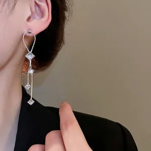 Boucles d'oreilles à pompons en argent avec étoiles en zircon et gouttes géo