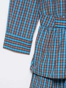 Détail de robe à carreaux bleus et marrons avec plis à la taille et ceinture assortie