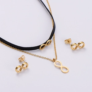 Détail macro du collier et des boucles d'oreilles symbole infini finition dorée