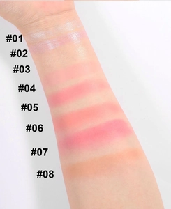 Arm-Swatches von 8 Nuancen schimmerndem Creme-Rouge von Hellrosa bis zu warmem Orange