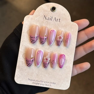 Détail de 10 faux ongles rose zèbre avec fleurs 3D sculptées et décorations en strass