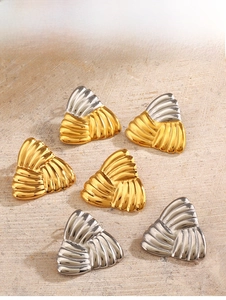 Détails de boucles d'oreilles triangles géométriques avec texture ondulée bicolore