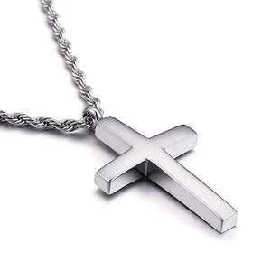 Collier avec pendentif croix en acier inoxydable argenté poli et chaîne torsadée