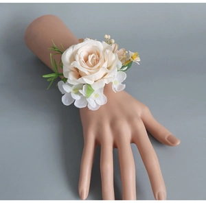 Gros plan d'un corsage de poignet en soie champagne avec petites fleurs pour mariage