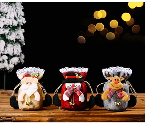Detail von Weihnachtsgeschenktüten aus Sackleinen mit 3D-Weihnachtsmann- und Schneemann