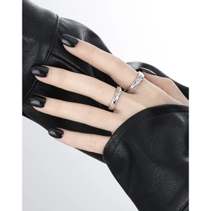 Luxurious S925 sterling silver textured ring with fine diamonds on model's hand
