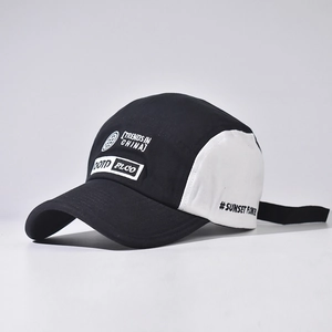 Makroaufnahme der 5-Panel-Baseballkappe zeigt schwarze Textur und weiße Stickerei