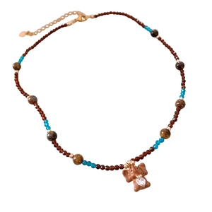 Collier réglable en perles marron et sarcelle avec pendentif éléphant et détails dorés