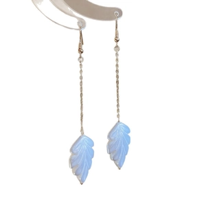 Élégantes boucles d'oreilles longues à pampilles avec chaînes argentées et feuilles bleues