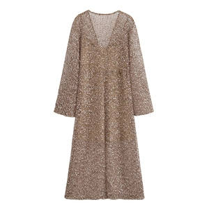 Détail d'une robe à manches longues à paillettes col en V avec texture résille bronze