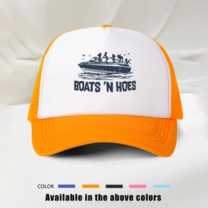 Detalle de gorra trucker naranja con estampado Boats 'N Hoes y malla trasera