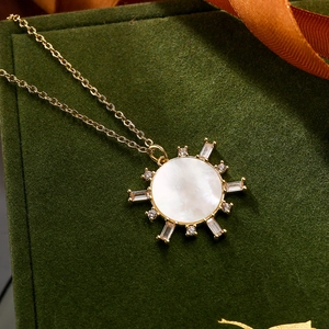 Collana a trifoglio dorata con madreperla bianca e dettagli in zirconi luccicanti