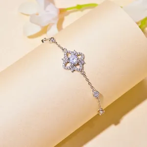 Elegant S925 sterling silver clover bracelet with 0.5 carat moissanite and floral design