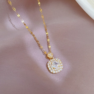 Vue macro du collier doré avec pendentif double couche de cristaux sur soie rose