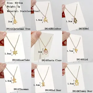 Parure de colliers de Noël en acier doré avec 9 modèles de pendentifs festifs variés