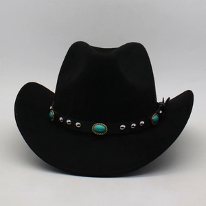 Détail d'un chapeau de cow-boy noir en daim avec perles turquoise et rivets métalliques