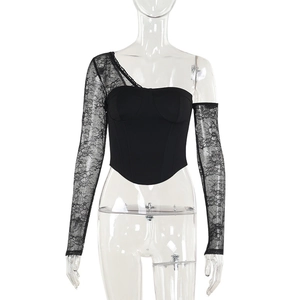 Détail du haut noir à une épaule avec empiècements en dentelle et structure corset