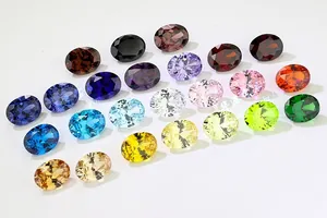 Vue détaillée de pierres de zircone ovales facettées en diverses couleurs éclatantes