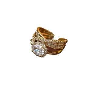Bague ouverte plaquée or avec grand zircon ovale et design croisé multicouche