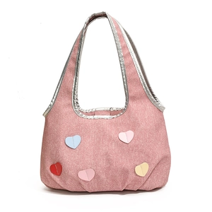 Sac hobo rose en similicuir avec écussons cœurs colorés et bordures argentées