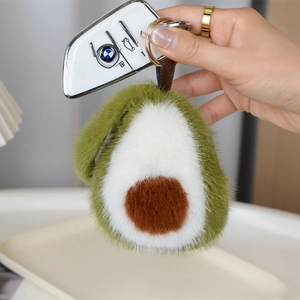 Gros plan du pendentif avocat en peluche douce avec cordon tressé pour sac à main