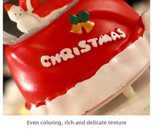 Détail de la base de lanterne de Noël rouge avec lettrage et cloches dorées