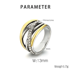 Détail macro d'une bague multicouche bicolore or et argent sertie de strass brillants