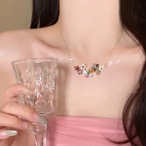 Gros plan détaillé du collier pendentif fleur avec cristaux colorés sur modèle