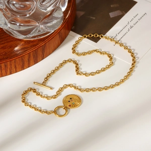 Détail du collier à fermoir bascule doré avec pendentif pièce serti de pierres colorées