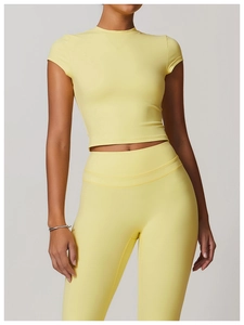 Detail of light yellow cropped yoga t-shirt and high waisted leggings in premium fabric