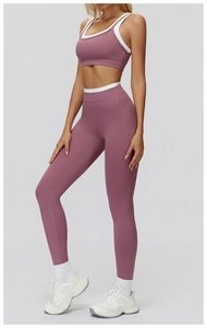Detail der Yoga-Hose und des Sport-BHs mit kontrastierendem weißem Rand und rosa Stoffdesign